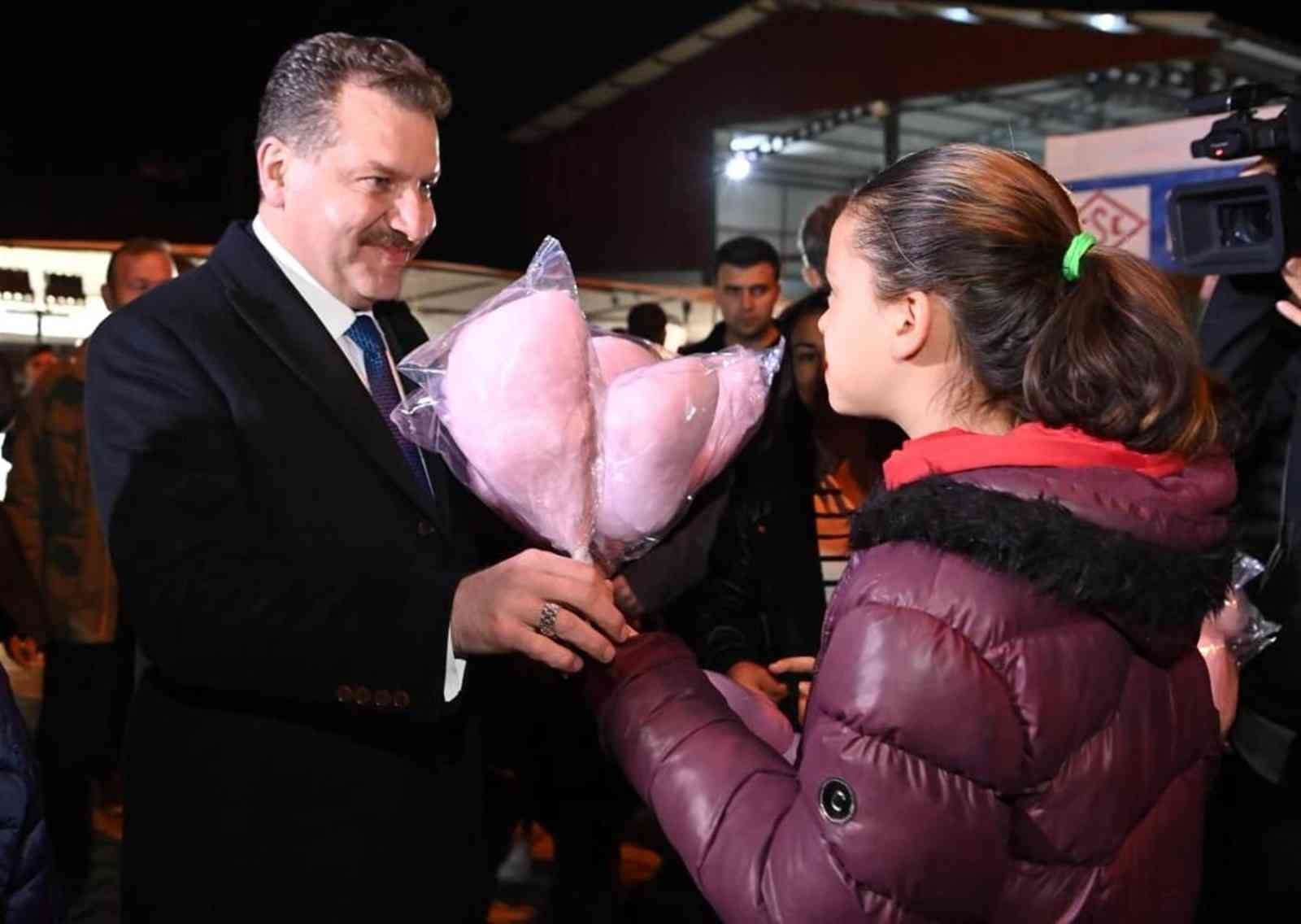 Balıkesir Büyükşehir Belediyesi, her gün akülü tekerlekli sandalye ve yüzlerce Ramazan kolisini ihtiyaç sahiplerinin kapılarına kadar ulaştırıyor ...