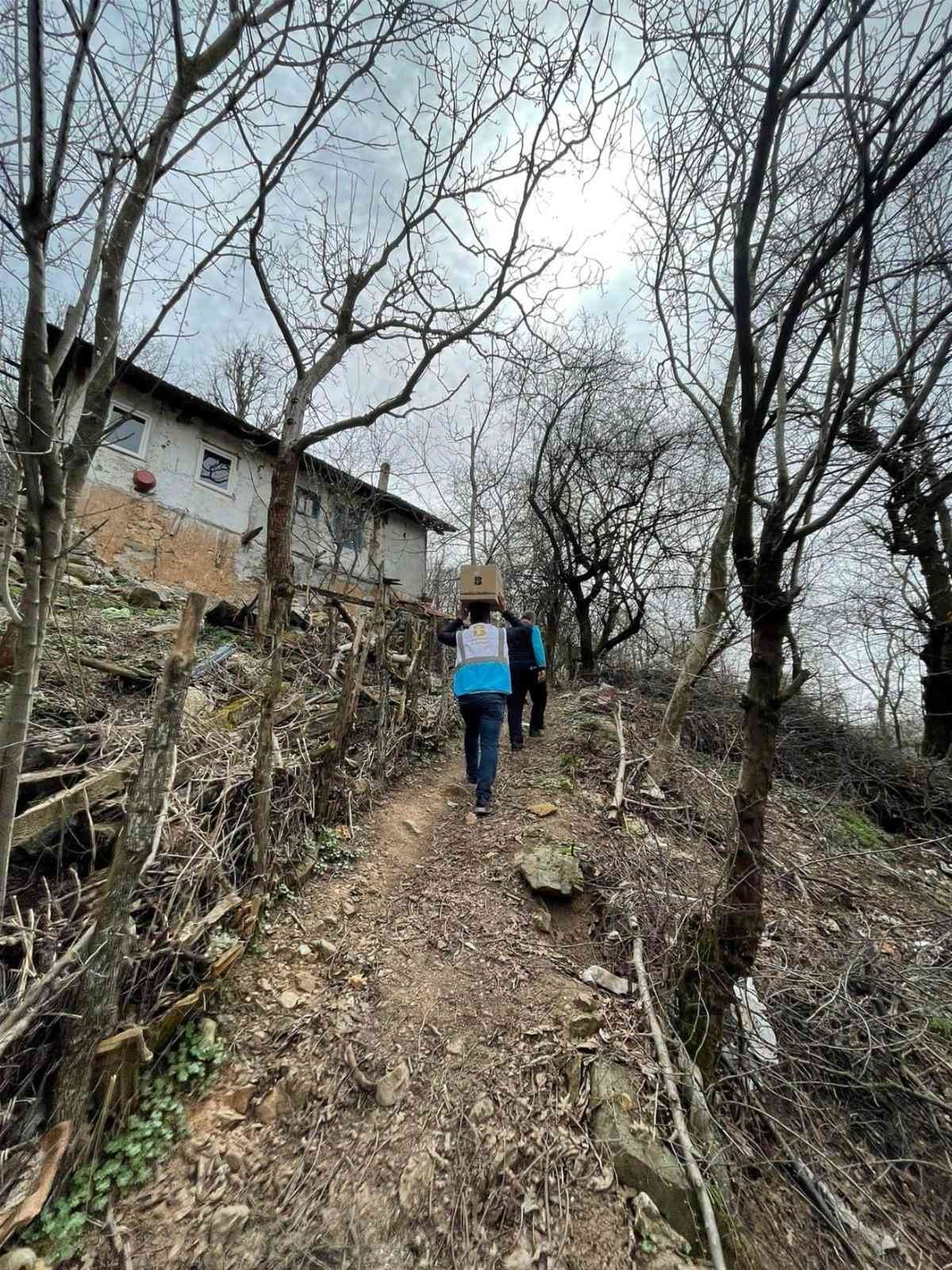 Balıkesir Büyükşehir Belediyesi, her gün akülü tekerlekli sandalye ve yüzlerce Ramazan kolisini ihtiyaç sahiplerinin kapılarına kadar ulaştırıyor ...