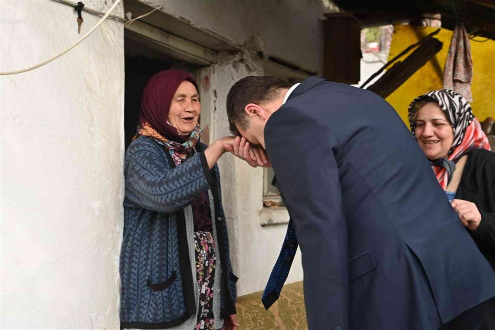 Balıkesir Büyükşehir Belediyesi, her gün akülü tekerlekli sandalye ve yüzlerce Ramazan kolisini ihtiyaç sahiplerinin kapılarına kadar ulaştırıyor ...