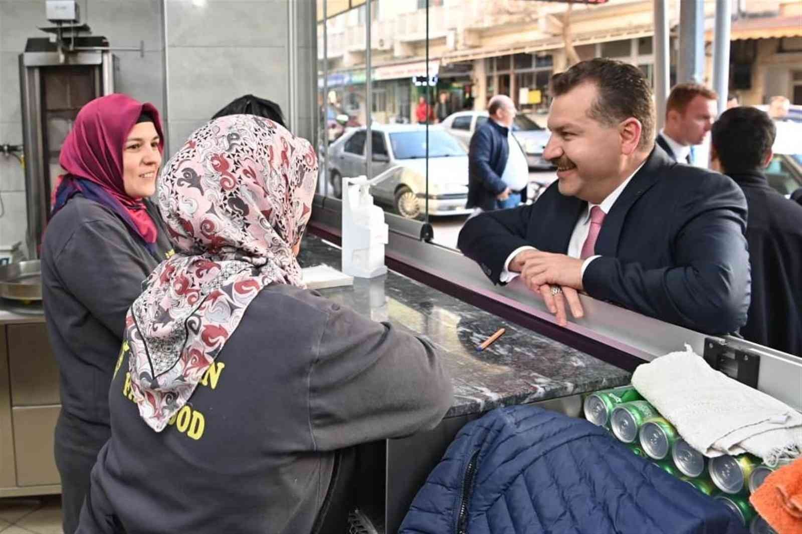 Balıkesir Büyükşehir Belediyesi, her gün akülü tekerlekli sandalye ve yüzlerce Ramazan kolisini ihtiyaç sahiplerinin kapılarına kadar ulaştırıyor ...