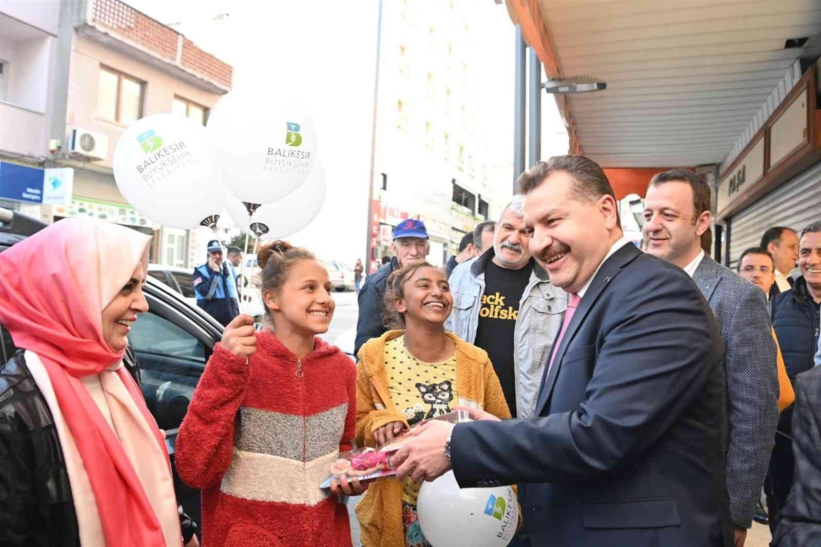 Balıkesir Büyükşehir Belediyesi, her gün akülü tekerlekli sandalye ve yüzlerce Ramazan kolisini ihtiyaç sahiplerinin kapılarına kadar ulaştırıyor ...