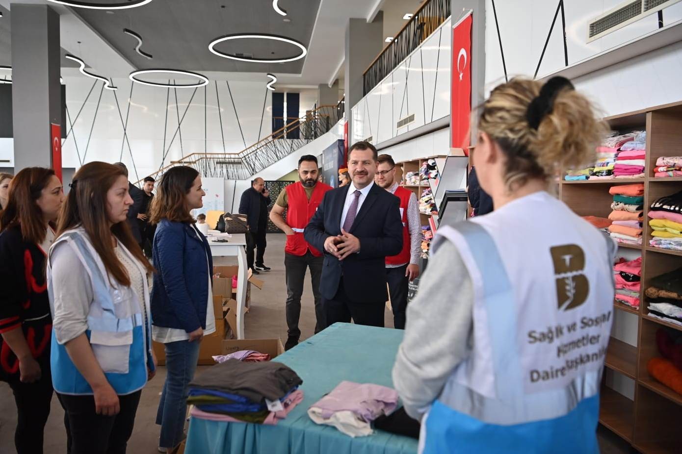 Balıkesir Büyükşehir Belediyesi ve Kızılay işbirliğinde düzenlenen “Arife Çiçekleri” projesi ile ihtiyaç sahibi çocuklar, bir giyim şirketinin ...