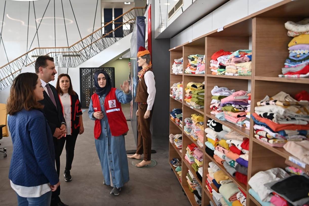 Balıkesir Büyükşehir Belediyesi ve Kızılay işbirliğinde düzenlenen “Arife Çiçekleri” projesi ile ihtiyaç sahibi çocuklar, bir giyim şirketinin ...