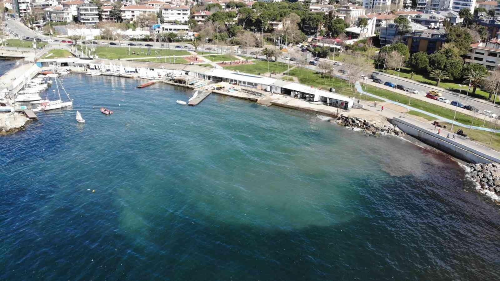 İstanbul’da etkili olan sağanak yağış sonrası Caddebostan sahiline vuran atıklar ve kirlilik havadan görüntülendi. Kadıköy Caddebostan sahilinde ...