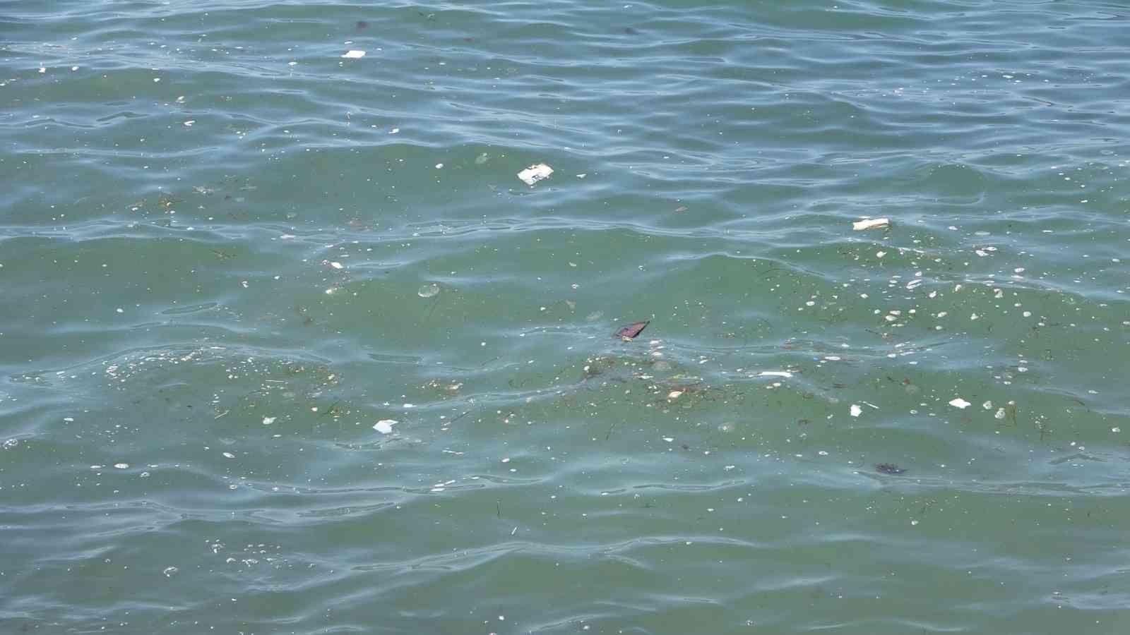 İstanbul’da etkili olan sağanak yağış sonrası Caddebostan sahiline vuran atıklar ve kirlilik havadan görüntülendi. Kadıköy Caddebostan sahilinde ...