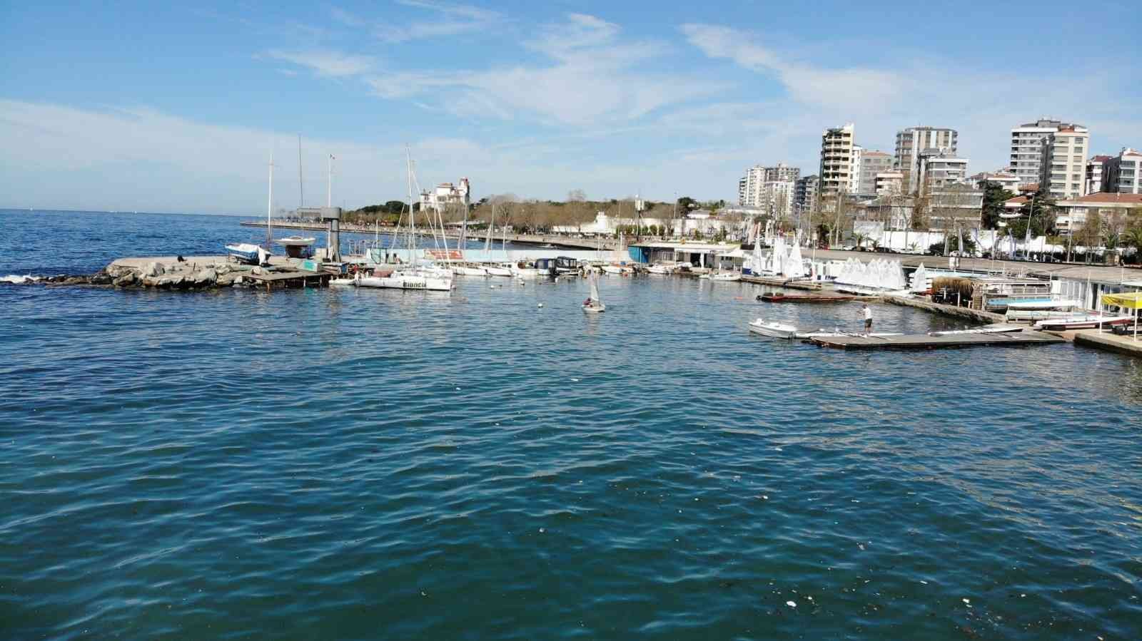 İstanbul’da etkili olan sağanak yağış sonrası Caddebostan sahiline vuran atıklar ve kirlilik havadan görüntülendi. Kadıköy Caddebostan sahilinde ...