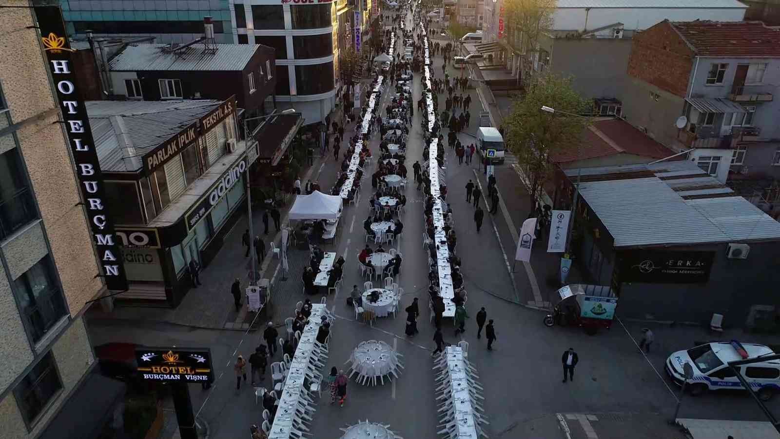 Bursa’da bebe konfeksiyoncularının bulunduğu Vişne Caddesi’nde 12 bin kişinin katıldığı iftar sofrası kuruldu. 3 kilometrelik yol güzergahında ...