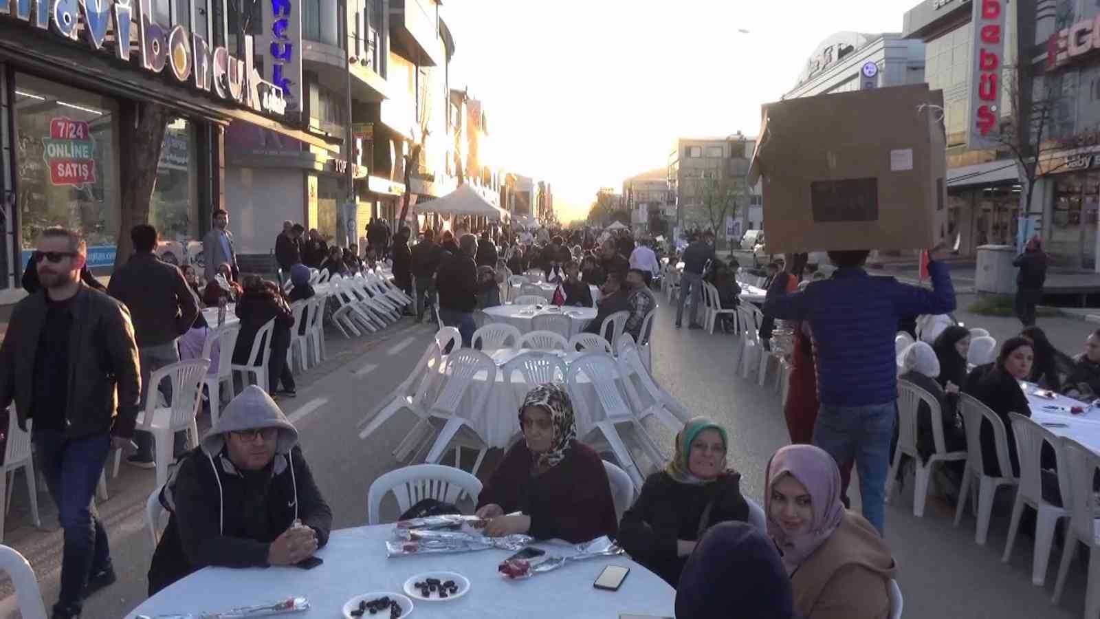 Bursa’da bebe konfeksiyoncularının bulunduğu Vişne Caddesi’nde 12 bin kişinin katıldığı iftar sofrası kuruldu. 3 kilometrelik yol güzergahında ...