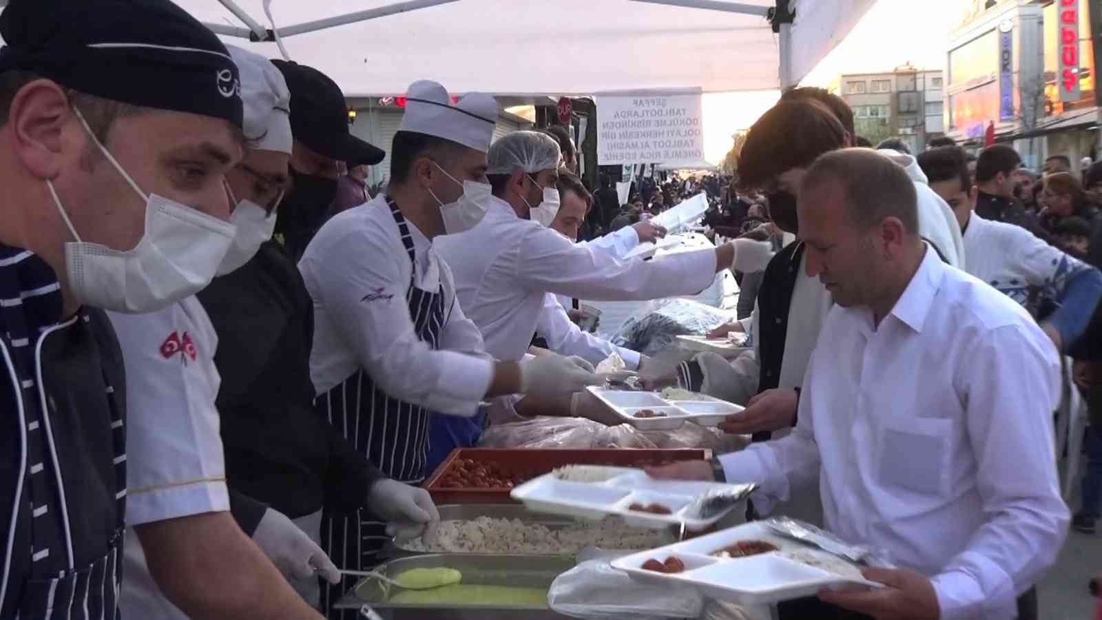 Bursa’da bebe konfeksiyoncularının bulunduğu Vişne Caddesi’nde 12 bin kişinin katıldığı iftar sofrası kuruldu. 3 kilometrelik yol güzergahında ...