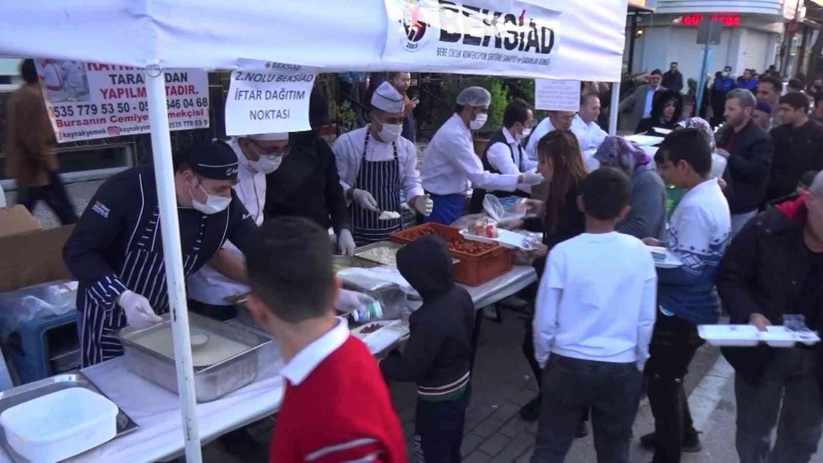 Bursa’da bebe konfeksiyoncularının bulunduğu Vişne Caddesi’nde 12 bin kişinin katıldığı iftar sofrası kuruldu. 3 kilometrelik yol güzergahında ...