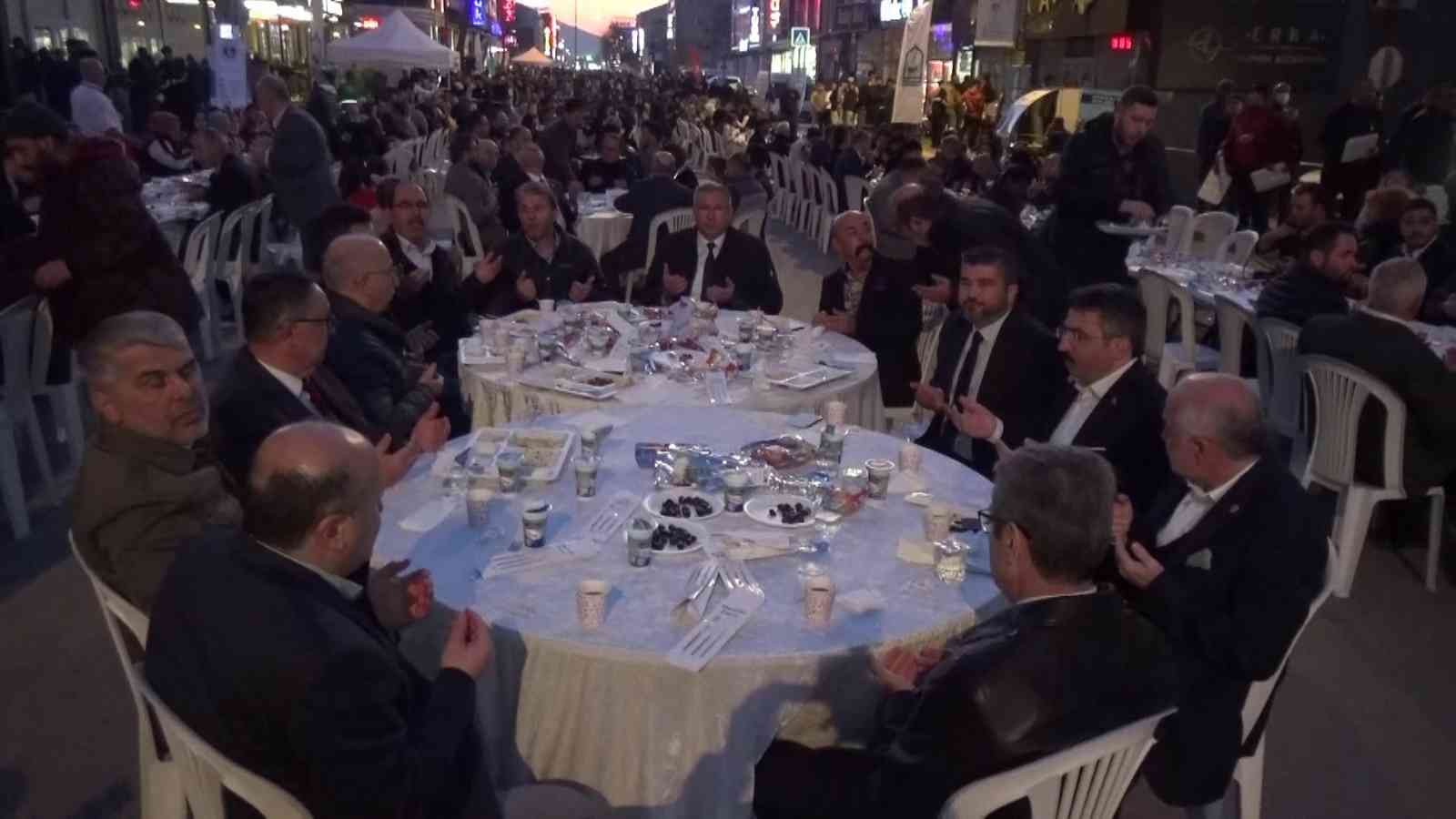 Bursa’da bebe konfeksiyoncularının bulunduğu Vişne Caddesi’nde 12 bin kişinin katıldığı iftar sofrası kuruldu. 3 kilometrelik yol güzergahında ...