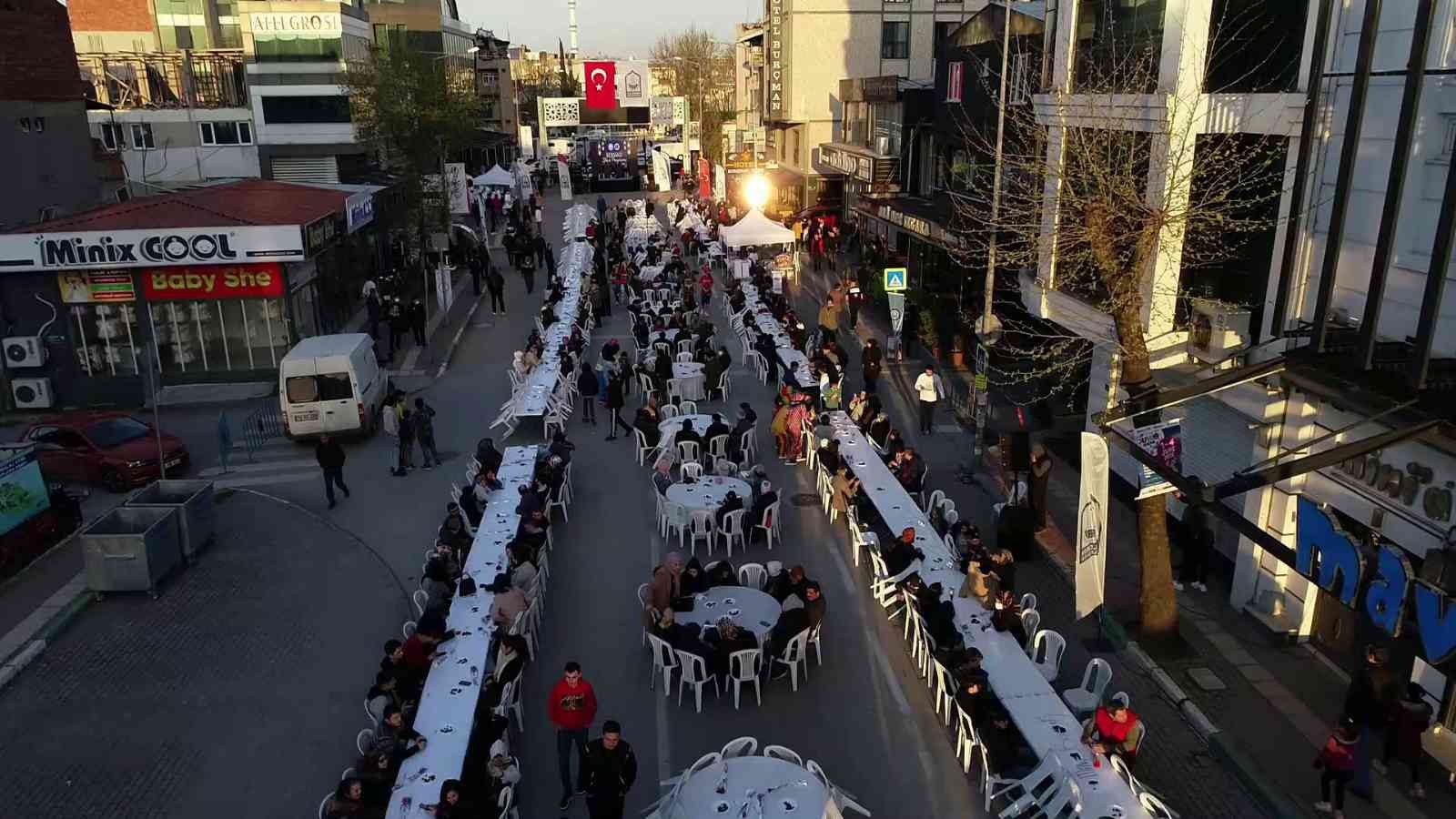 Bursa’da bebe konfeksiyoncularının bulunduğu Vişne Caddesi’nde 12 bin kişinin katıldığı iftar sofrası kuruldu. 3 kilometrelik yol güzergahında ...