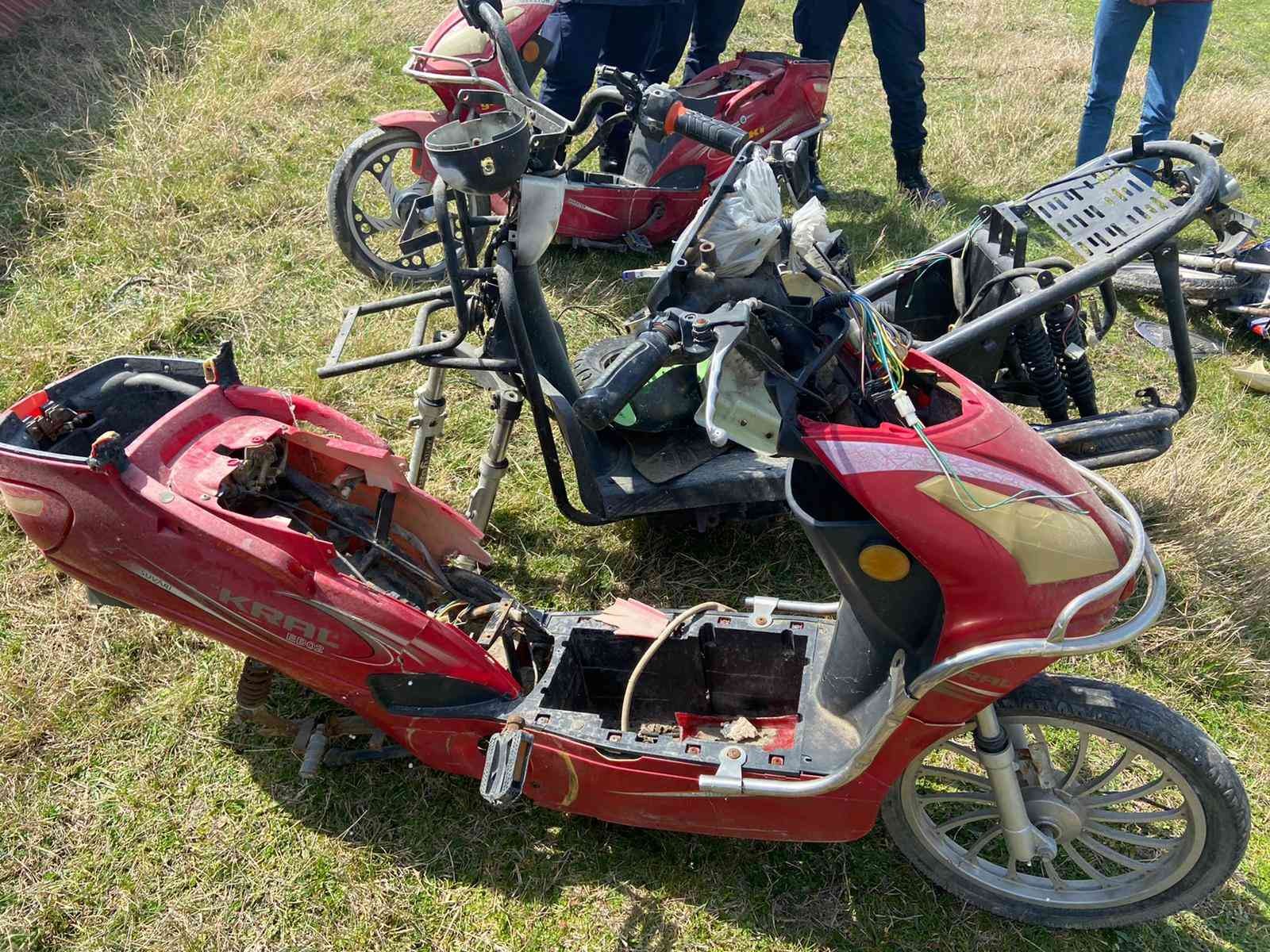 Tekirdağ’da farklı il ve ilçelerden çaldıkları motosikleti parçalayıp satan 4 kişi, polis ekiplerince yakalandı. Zanlıların hırsızlık anları ise ...