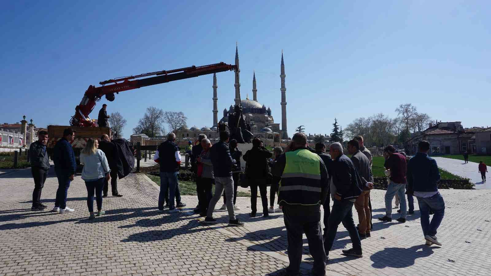 Selimiye Meydanı düzenlenme çalışmaları çerçevesinde 6 ay önce yerinden kaldırılan Mimar Sinan heykeli, çalışmalarda sona gelinmesinin ardından ...