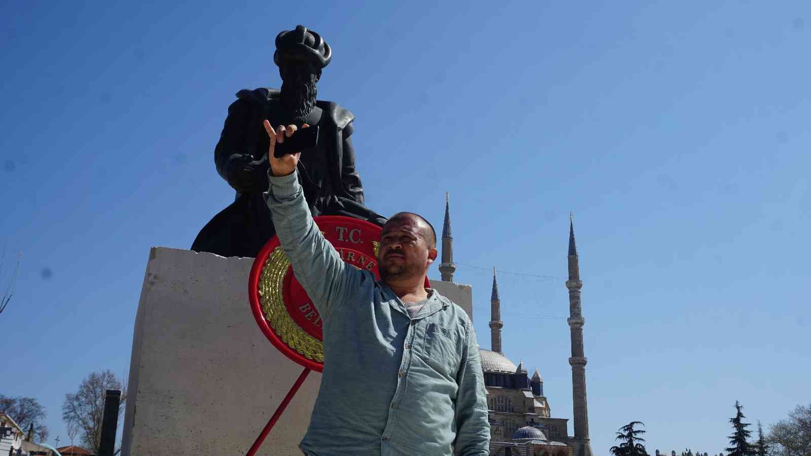 Selimiye Meydanı düzenlenme çalışmaları çerçevesinde 6 ay önce yerinden kaldırılan Mimar Sinan heykeli, çalışmalarda sona gelinmesinin ardından ...