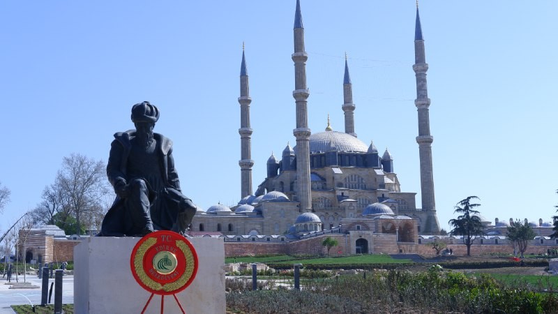 Selimiye Meydanı düzenlenme çalışmaları çerçevesinde 6 ay önce yerinden kaldırılan Mimar Sinan heykeli, çalışmalarda sona gelinmesinin ardından ...