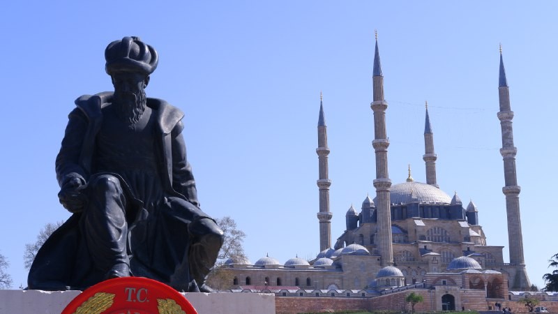 Selimiye Meydanı düzenlenme çalışmaları çerçevesinde 6 ay önce yerinden kaldırılan Mimar Sinan heykeli, çalışmalarda sona gelinmesinin ardından ...