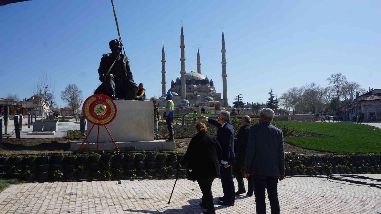 Selimiye Meydanı düzenlenme çalışmaları çerçevesinde 6 ay önce yerinden kaldırılan Mimar Sinan heykeli, çalışmalarda sona gelinmesinin ardından ...