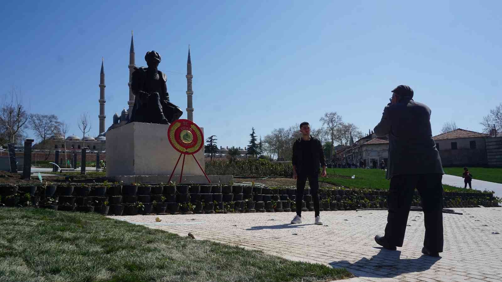 Selimiye Meydanı düzenlenme çalışmaları çerçevesinde 6 ay önce yerinden kaldırılan Mimar Sinan heykeli, çalışmalarda sona gelinmesinin ardından ...