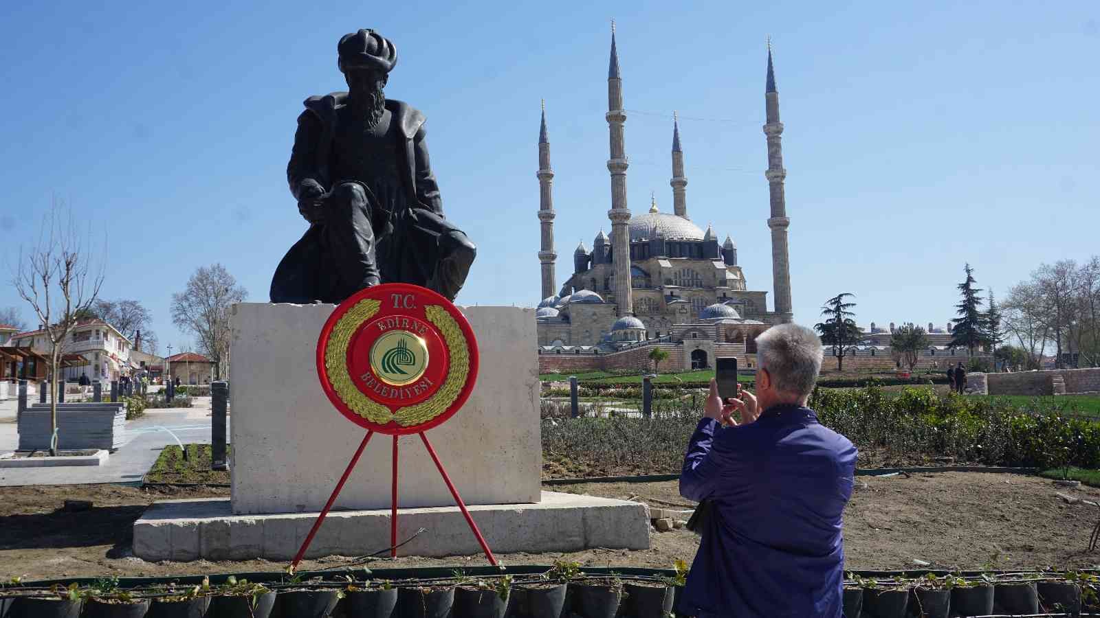 Selimiye Meydanı düzenlenme çalışmaları çerçevesinde 6 ay önce yerinden kaldırılan Mimar Sinan heykeli, çalışmalarda sona gelinmesinin ardından ...