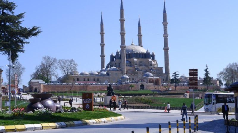 Selimiye Meydanı düzenlenme çalışmaları çerçevesinde 6 ay önce yerinden kaldırılan Mimar Sinan heykeli, çalışmalarda sona gelinmesinin ardından ...