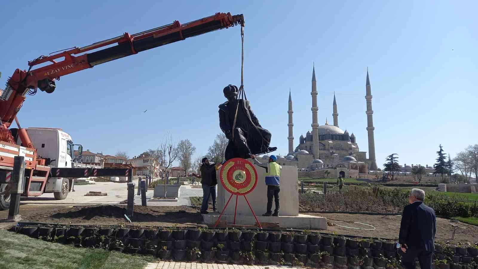 Selimiye Meydanı düzenlenme çalışmaları çerçevesinde 6 ay önce yerinden kaldırılan Mimar Sinan heykeli, çalışmalarda sona gelinmesinin ardından ...