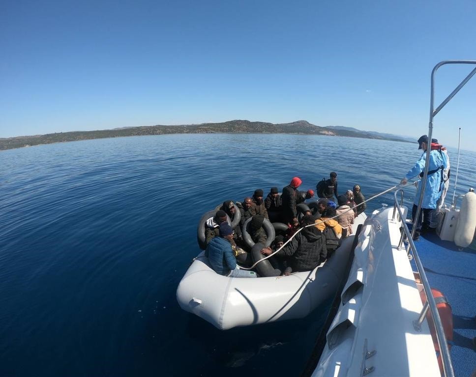 Çanakkale açıklarında 27 düzensiz göçmen kurtarıldı. Çanakkale’nin Ayvacık ilçesi açıklarında 14 Nisan Perşembe günü saat 12.00’da lastik bot ...