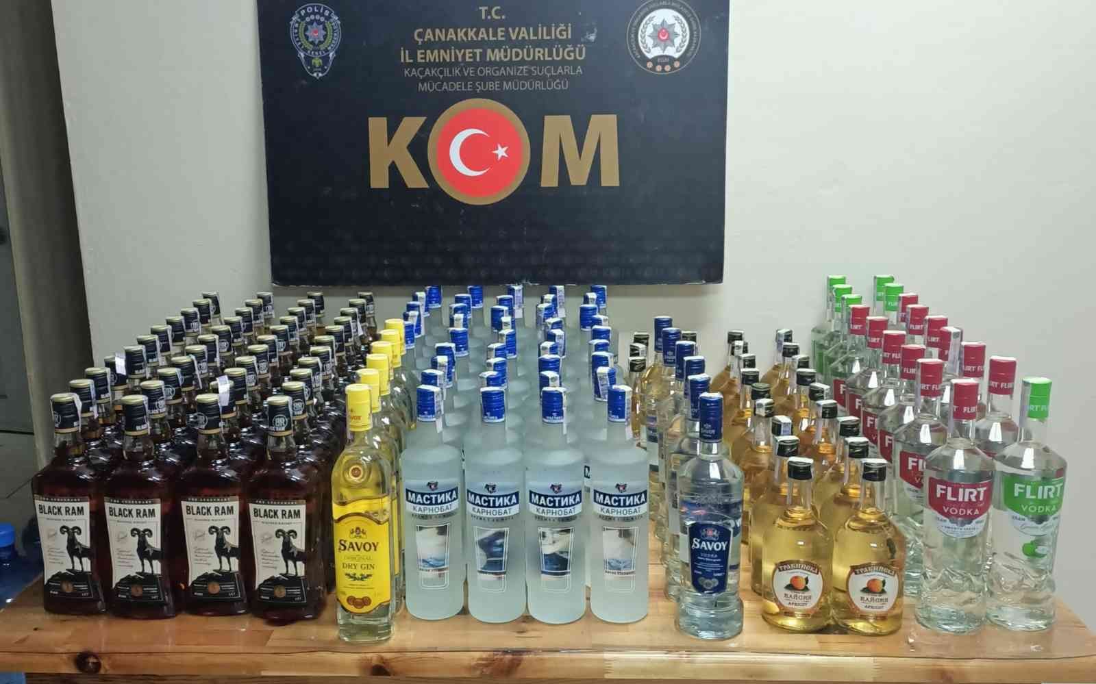 Çanakkale’de düzenlenen operasyonda 138 şişe kaçak içki ele geçirildi. Çanakkale Emniyet Müdürlüğü Kaçakçılık ve Organize Suçlarla Mücadele (KOM ...