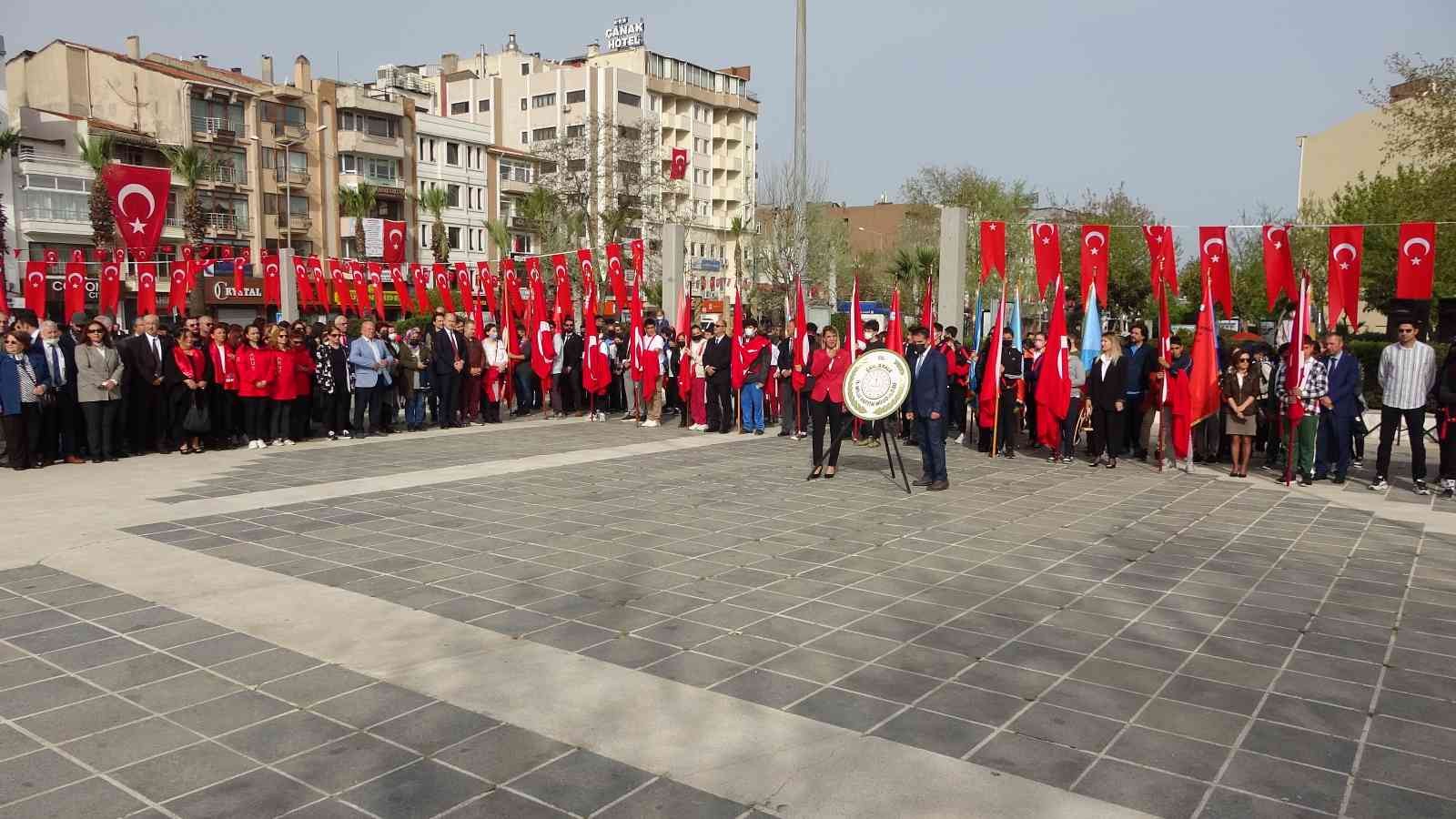 Çanakkale’de, 23 Nisan Ulusal Egemenlik ve Çocuk Bayramı dolayısıyla tören düzenledi. Çanakkale Cumhuriyet Meydanı’nda bugün saat 19.15’te tören ...