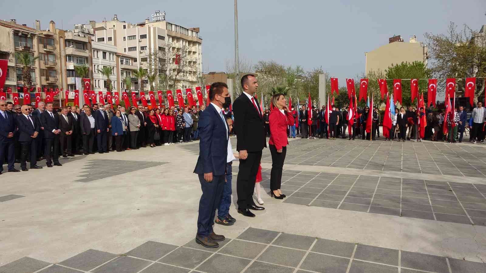 Çanakkale’de, 23 Nisan Ulusal Egemenlik ve Çocuk Bayramı dolayısıyla tören düzenledi. Çanakkale Cumhuriyet Meydanı’nda bugün saat 19.15’te tören ...