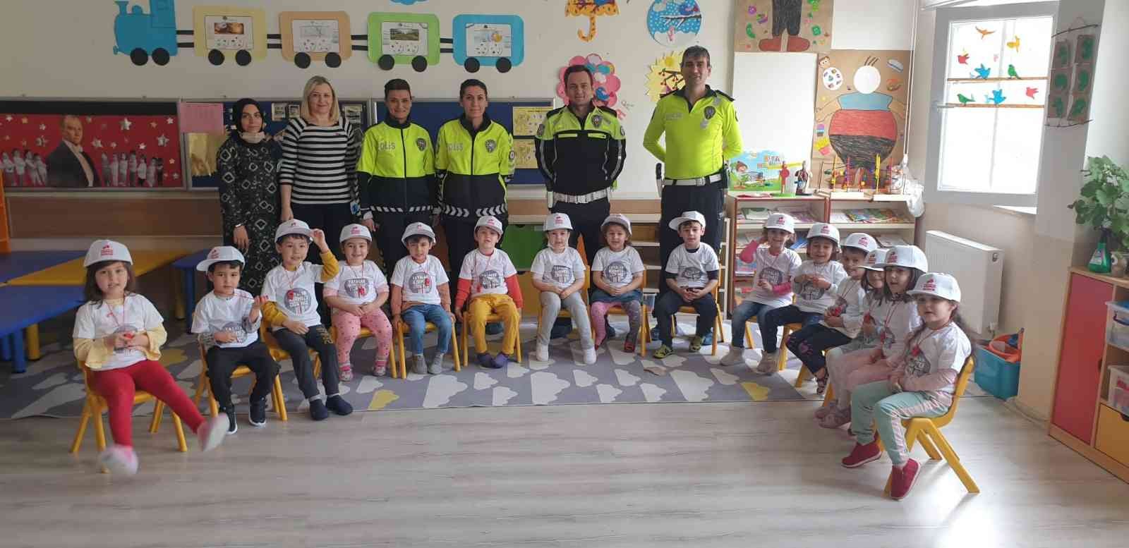 Çanakkale’de anaokulu öğrencilerine trafik eğitimi verildi. Çanakkale İl Emniyet Müdürlüğü Trafik Tescil ve Denetleme Şube Müdürlüğü ekipleri ...