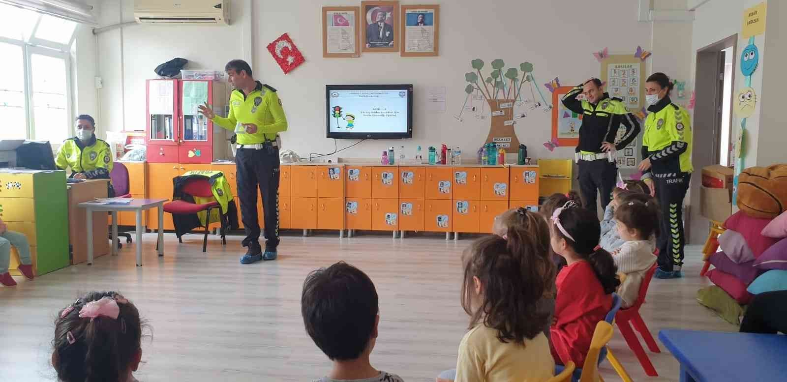 Çanakkale’de anaokulu öğrencilerine trafik eğitimi verildi. Çanakkale İl Emniyet Müdürlüğü Trafik Tescil ve Denetleme Şube Müdürlüğü ekipleri ...