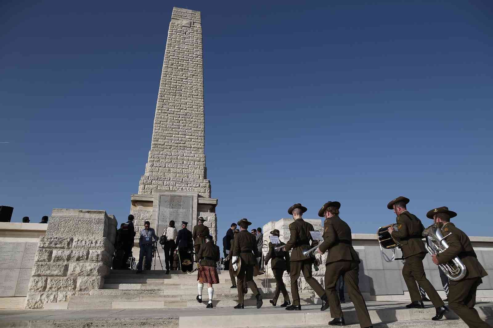 Çanakkale Kara Savaşları’nın 107. yılı dolayısıyla Gelibolu Yarımadası’ndaki Cape Helles İngiliz Anıtı’nda tören düzenlendi. Birleşik Krallık ...