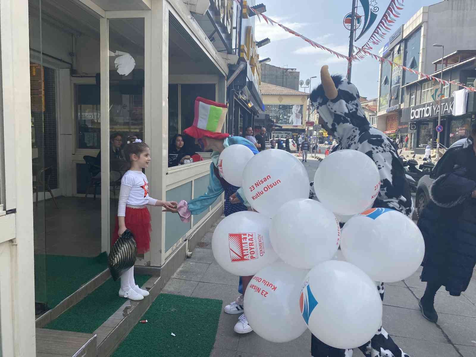 Çekmeköy’de 23 Nisan Ulusal Egemenlik ve Çocuk Bayramı coşkusu sokaklara taşındı. Belediye ekipleri, sokaklarda, caddelerde, parklarda, çocuklara ...