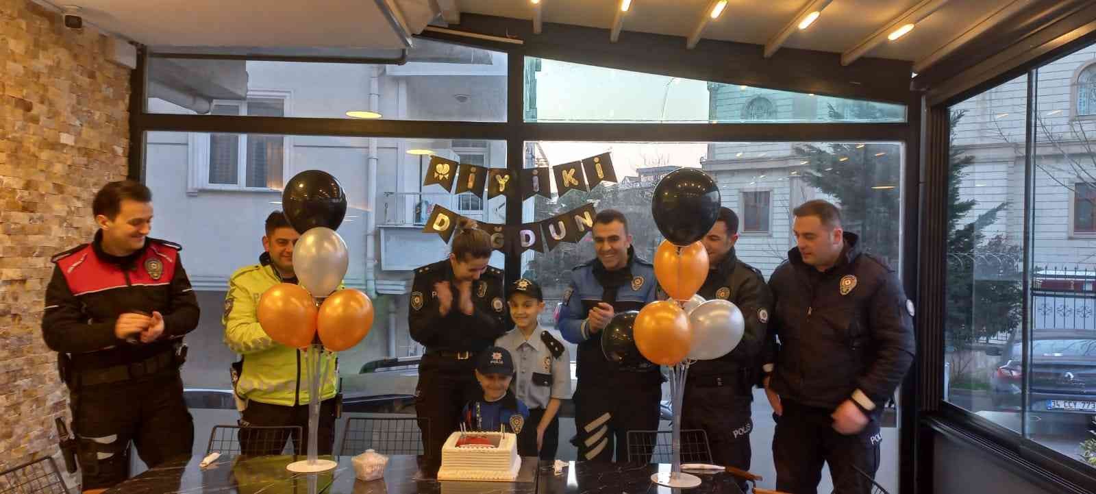 Çekmeköy’de yaşayan ve apandisitinde çıkan tümör nedeniyle tedavi gören 10 yaşındaki Barış Coşkun, hayali olan polis üniformasına polis ...