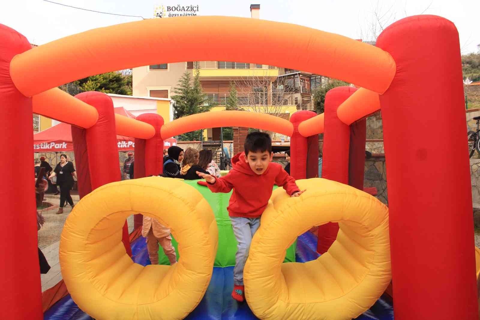 Çekmeköy’de LastikPark’ın sponsorluğunu üstlendiği 2 Nisan Dünya Otizm Farkındalık Günü etkinlikleri çerçevesinde otizme dikkat çekmek ve ...