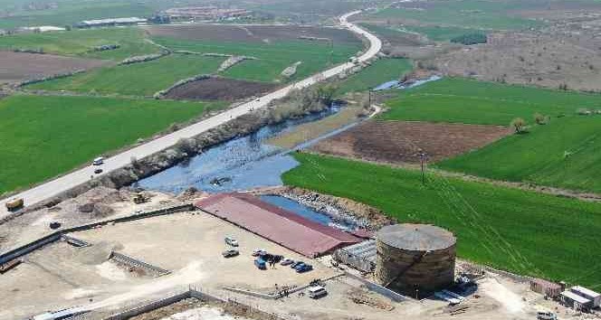 Edirne’de bir asfalt şantiyesinin kimyasal bitüm malzemesi ile dolu bin 500 tonluk havuzunun yıkılması sonucu çevreye zarar vermesiyle birlikte ...