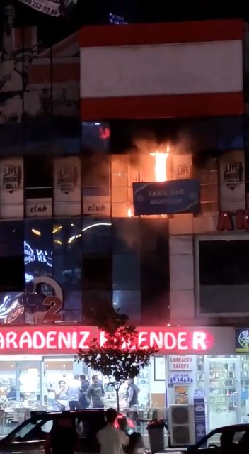 Bursa’da geçtiğimiz günlerde barın önünde iki kişi arasında yaşanan silahlı kavganın ardından bir kişi ağır yaralandı, bir kişi de hayatını ...