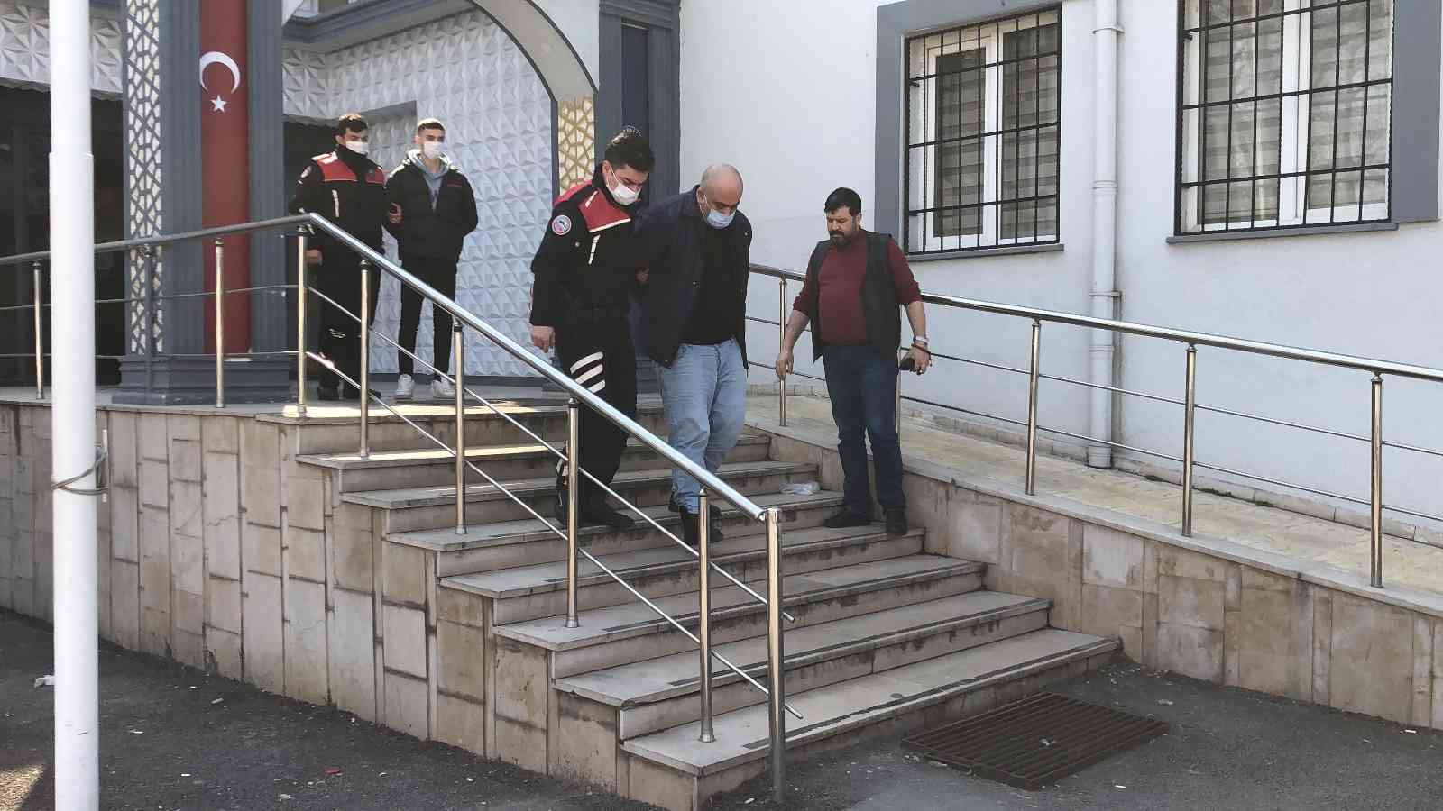 Bursa’da geçtiğimiz günlerde barın önünde iki kişi arasında yaşanan silahlı kavganın ardından bir kişi ağır yaralandı, bir kişi de hayatını ...