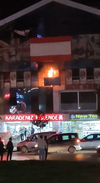 Bursa’da geçtiğimiz günlerde barın önünde iki kişi arasında yaşanan silahlı kavganın ardından bir kişi ağır yaralandı, bir kişi de hayatını ...