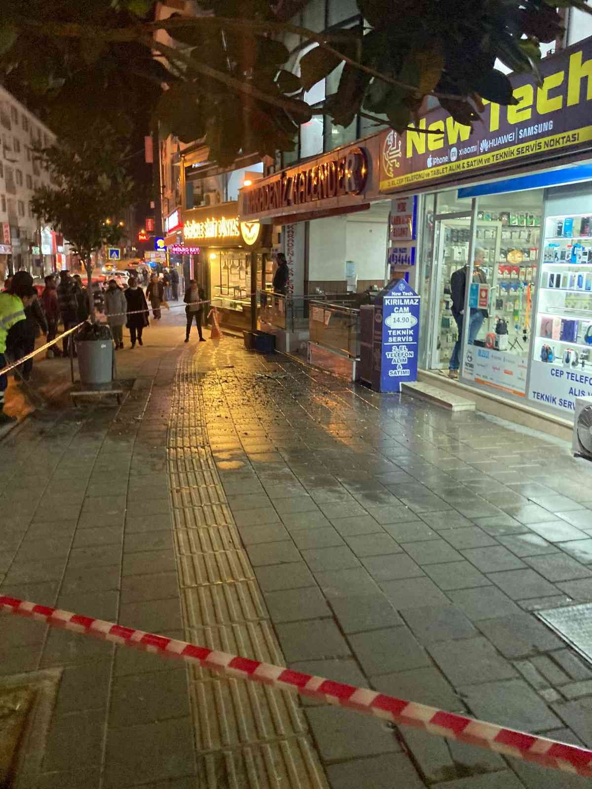 Bursa’da geçtiğimiz günlerde barın önünde iki kişi arasında yaşanan silahlı kavganın ardından bir kişi ağır yaralandı, bir kişi de hayatını ...