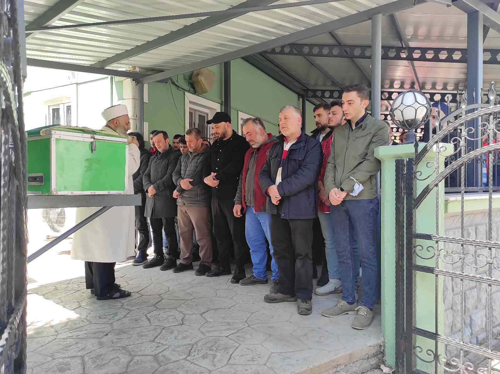 Sakarya’nın Serdivan ilçesinde tapu meselesi yüzünden cinayete kurban giden 3 kişi, geniş güvenlik önlemleriyle kılınan cenaze namazı sonrasında ...