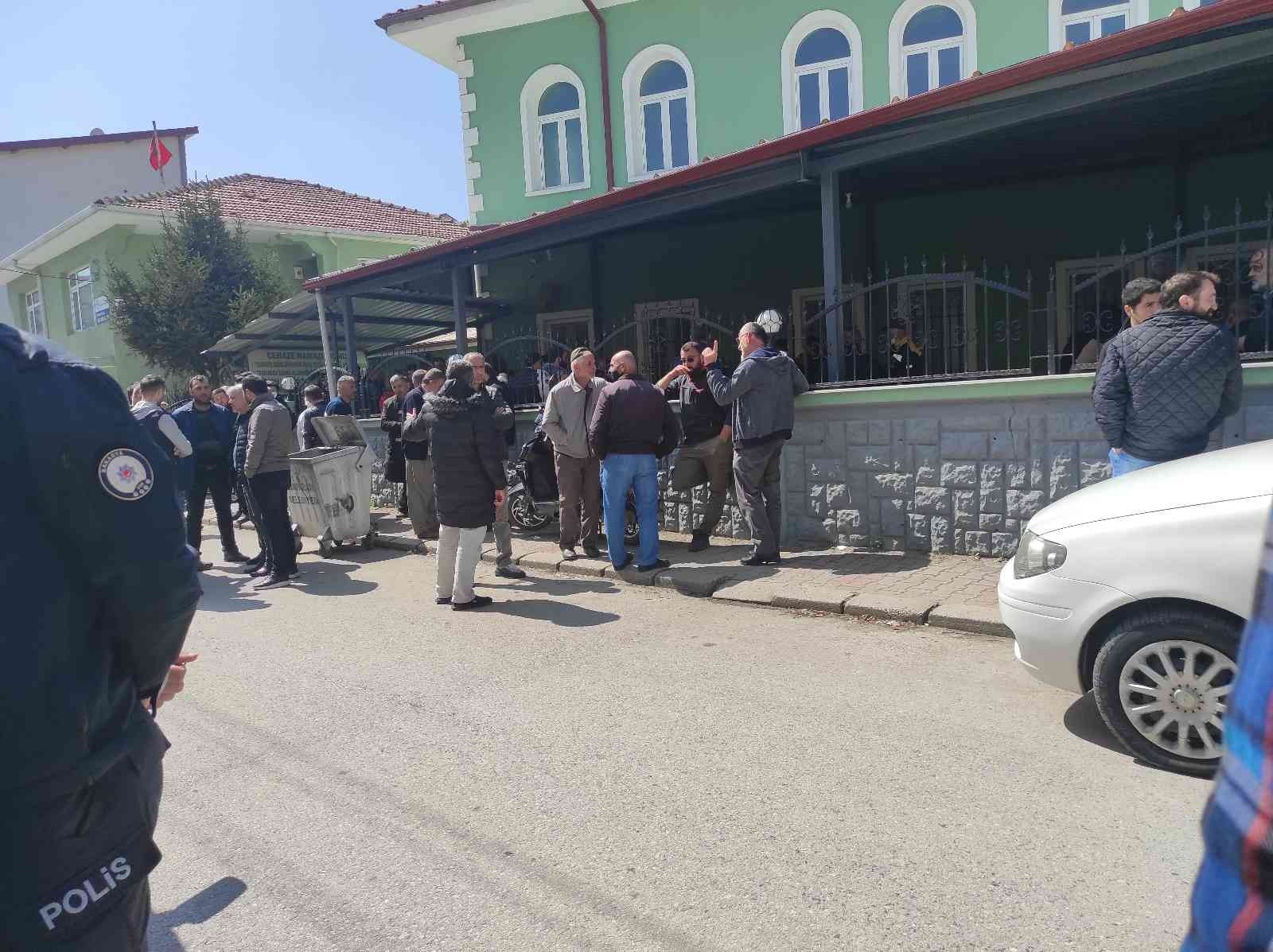 Sakarya’nın Serdivan ilçesinde tapu meselesi yüzünden cinayete kurban giden 3 kişi, geniş güvenlik önlemleriyle kılınan cenaze namazı sonrasında ...