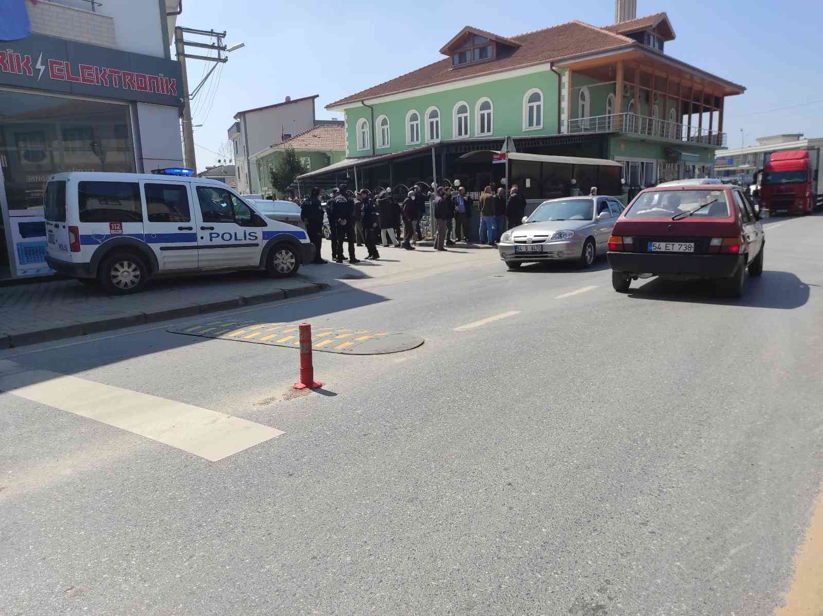 Sakarya’nın Serdivan ilçesinde tapu meselesi yüzünden cinayete kurban giden 3 kişi, geniş güvenlik önlemleriyle kılınan cenaze namazı sonrasında ...