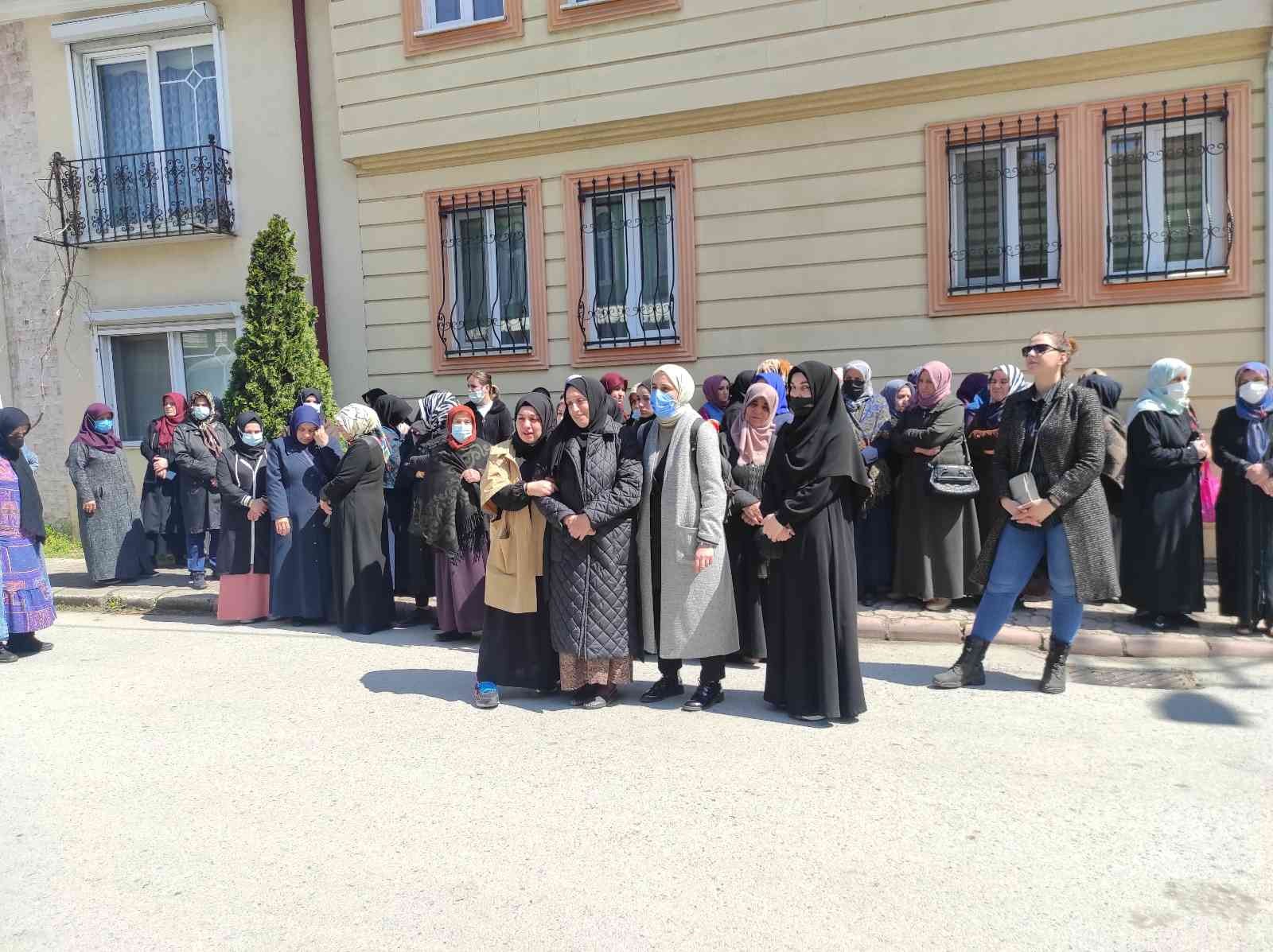 Sakarya’nın Serdivan ilçesinde tapu meselesi yüzünden cinayete kurban giden 3 kişi, geniş güvenlik önlemleriyle kılınan cenaze namazı sonrasında ...