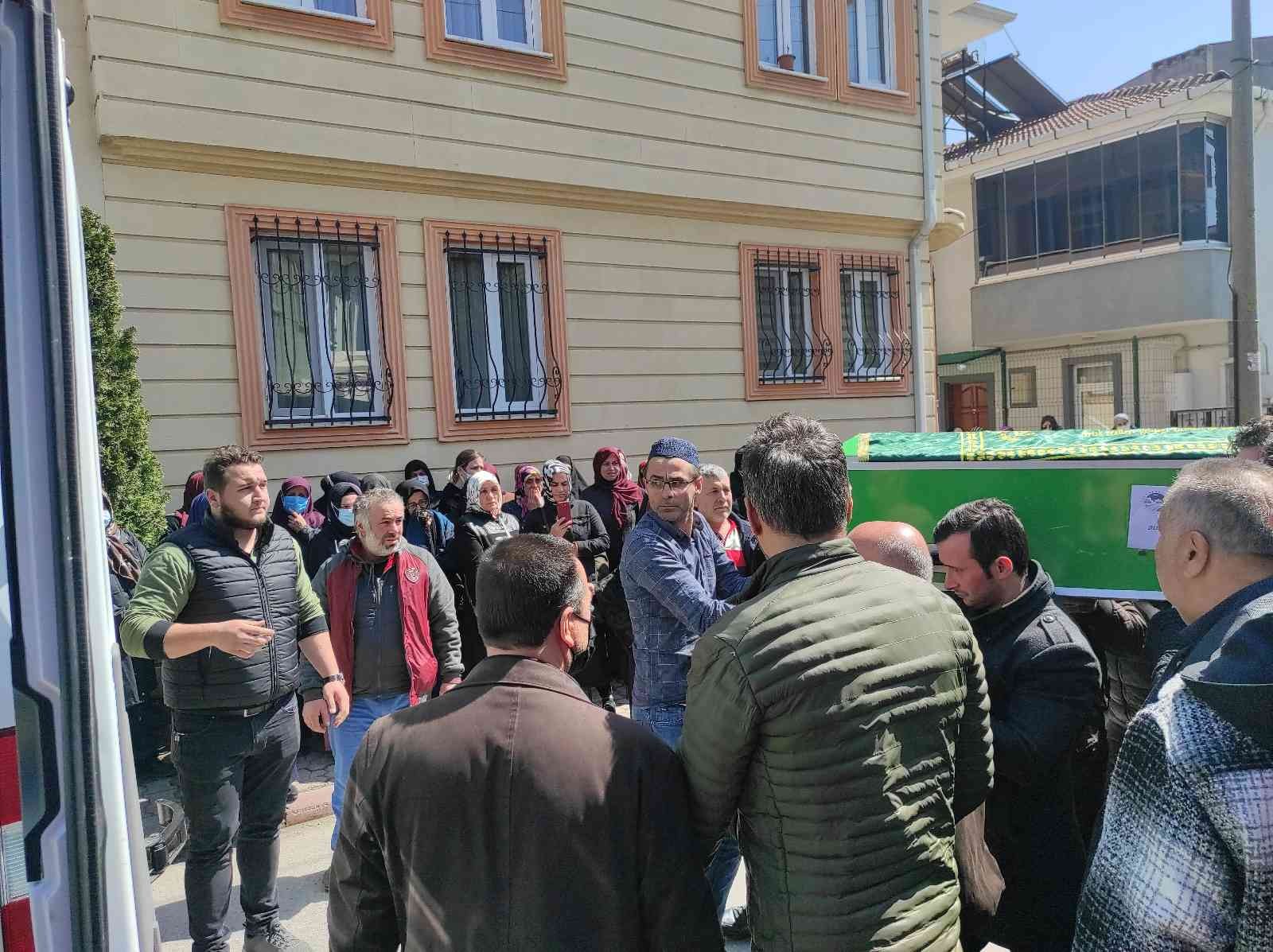 Sakarya’nın Serdivan ilçesinde tapu meselesi yüzünden cinayete kurban giden 3 kişi, geniş güvenlik önlemleriyle kılınan cenaze namazı sonrasında ...