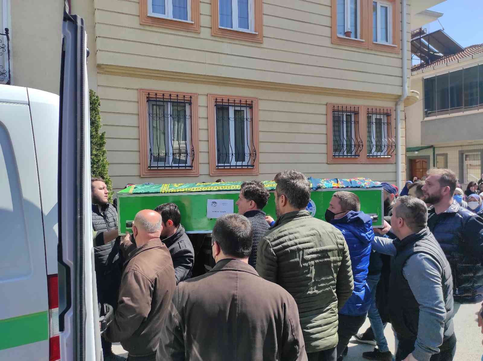 Sakarya’nın Serdivan ilçesinde tapu meselesi yüzünden cinayete kurban giden 3 kişi, geniş güvenlik önlemleriyle kılınan cenaze namazı sonrasında ...