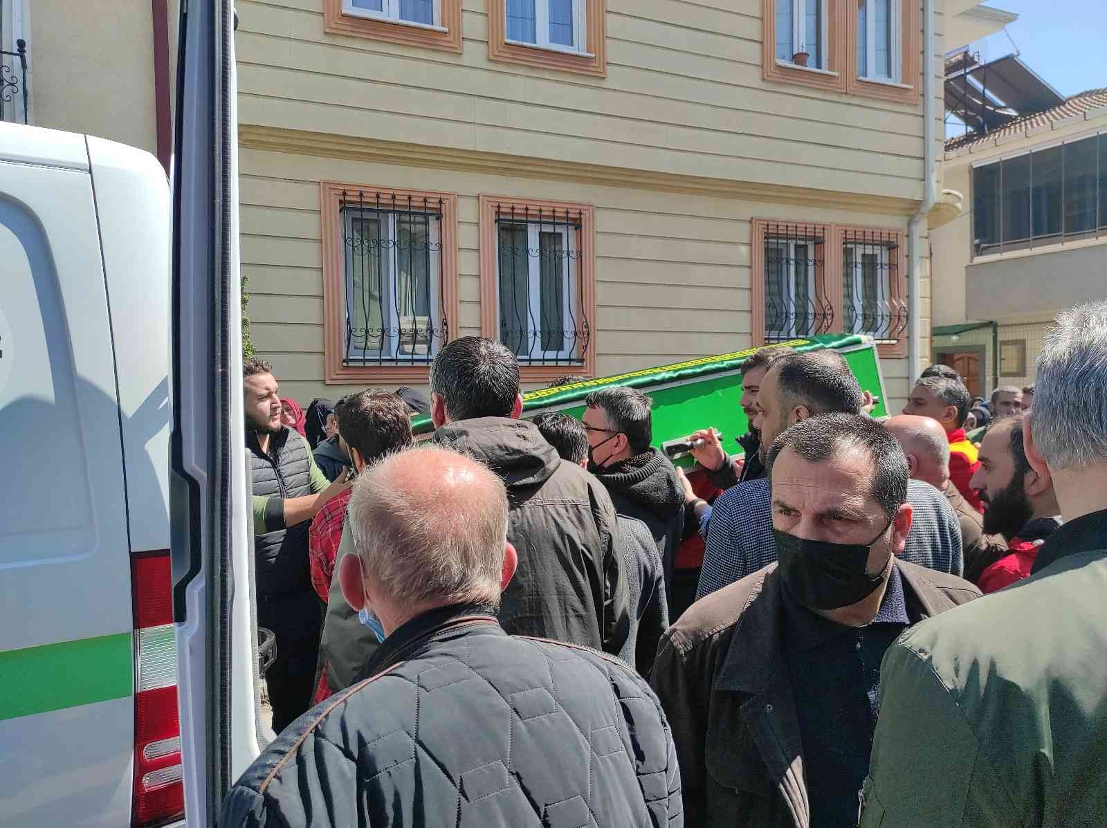 Sakarya’nın Serdivan ilçesinde tapu meselesi yüzünden cinayete kurban giden 3 kişi, geniş güvenlik önlemleriyle kılınan cenaze namazı sonrasında ...