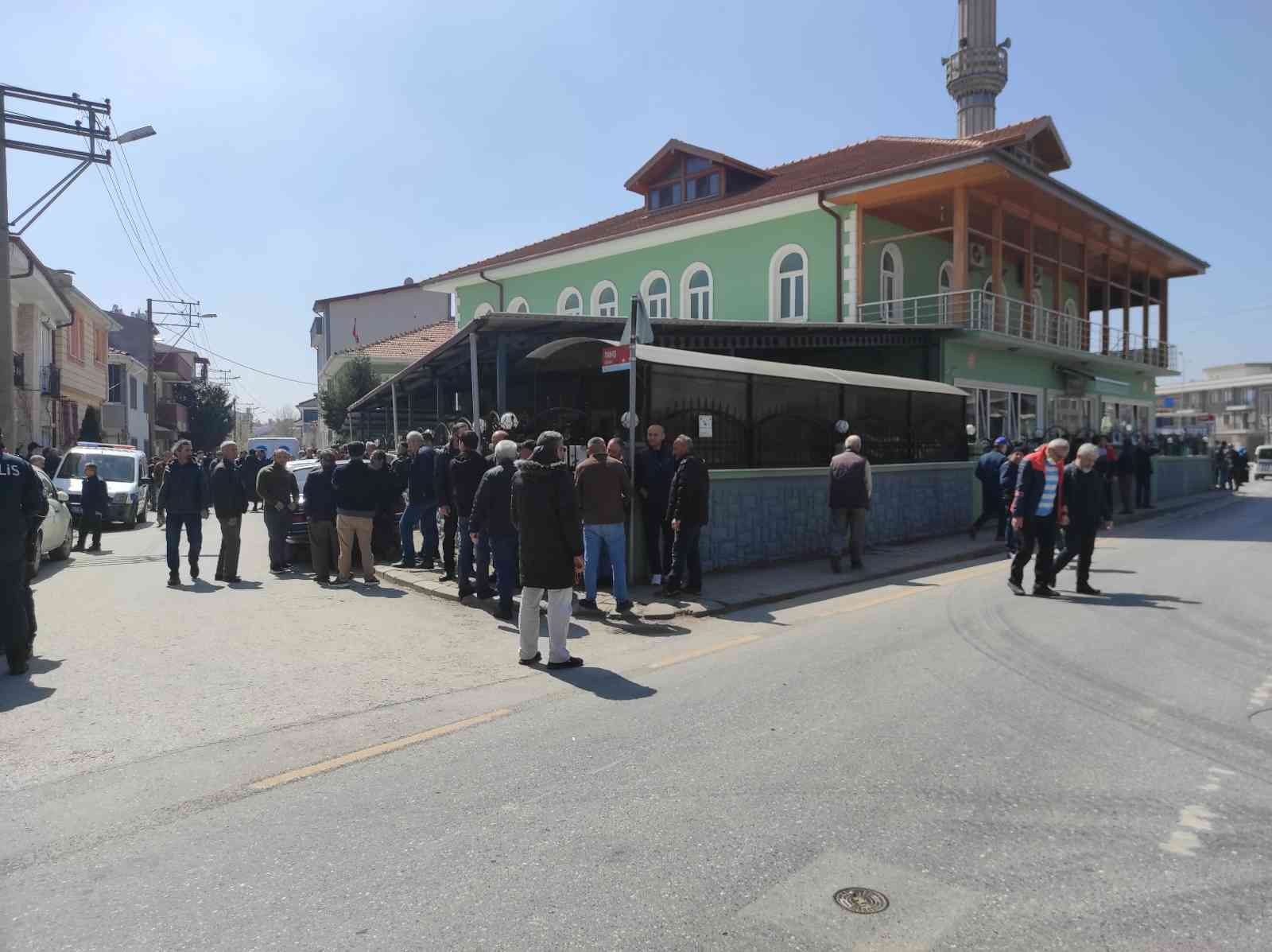 Sakarya’nın Serdivan ilçesinde tapu meselesi yüzünden cinayete kurban giden 3 kişi, geniş güvenlik önlemleriyle kılınan cenaze namazı sonrasında ...