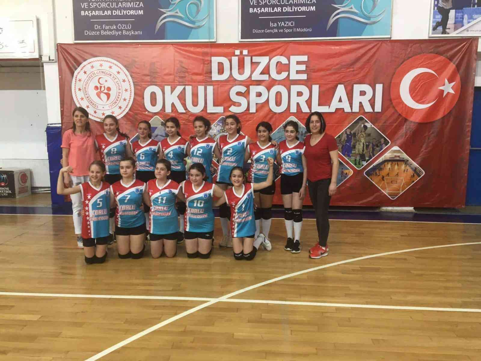 Çorlu Şahinler Ortaokulu öğrencilerinden oluşan küçük kızlar voleybol takımı Türkiye Şampiyonasına katılma hakkı elde etti. Düzce’de 30 Mart ve 4 ...